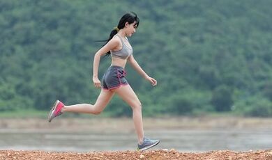 gníomhaíocht fhisiciúil chun meáchan a chailleadh ar chosa